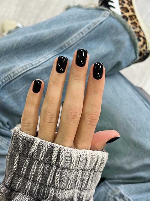 Simple and glossy solid short black nails